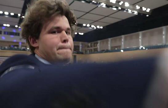 Carlsen se complica el triunfo tras ceder ante Art&eacute;miev, que empata en cabeza con Niemann