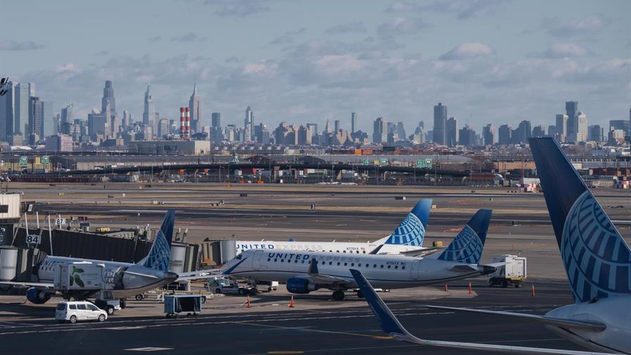 Más de 1,700 vuelos cancelados en el área de Nueva York por tormenta de nieve