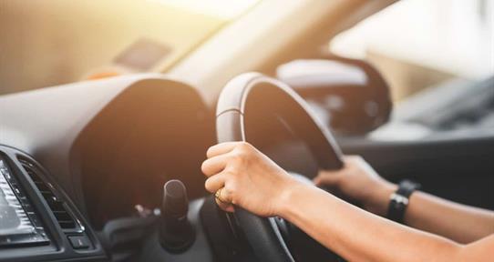 Las conversaciones al volante pueden influir en las habilidades de conducci&oacute;n, seg&uacute;n estudio