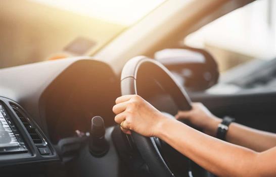 Las conversaciones al volante pueden influir en las habilidades de conducci&oacute;n, seg&uacute;n estudio