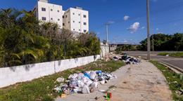 Tras las fiestas, la basura sigue desbordando calles y avenidas de Santo Domingo