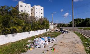 Tras las fiestas, la basura sigue desbordando calles y avenidas de Santo Domingo