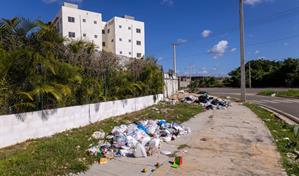 Tras las fiestas, la basura sigue desbordando calles y avenidas de Santo Domingo
