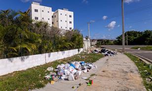 Tras las fiestas, la basura sigue desbordando calles y avenidas de Santo Domingo