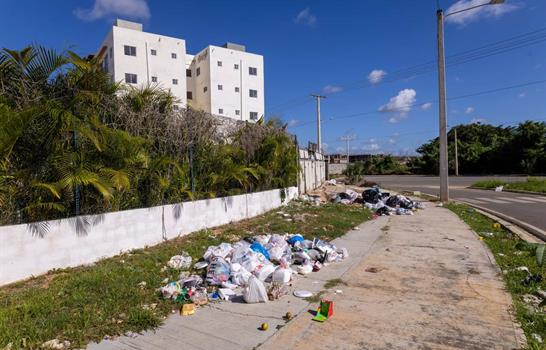 Tras las fiestas, la basura sigue desbordando calles y avenidas de Santo Domingo