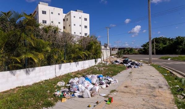 Tras las fiestas, la basura sigue desbordando calles y avenidas de Santo Domingo