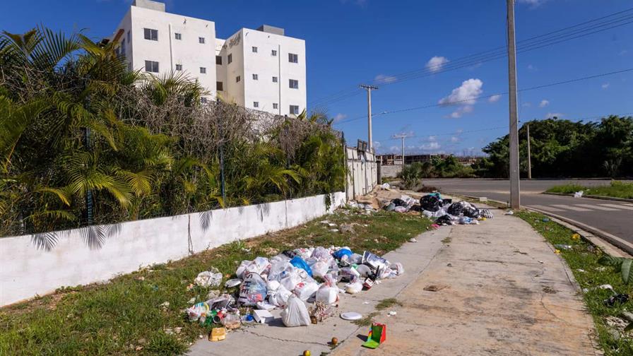 Tras las fiestas, la basura sigue desbordando calles y avenidas de Santo Domingo
