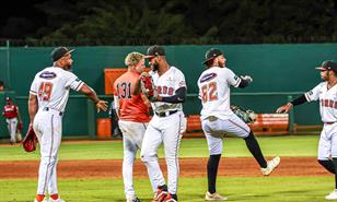 Toros muestran su poder ofensivo en su apertura del todos contra todos al vencer a Gigantes 11-3