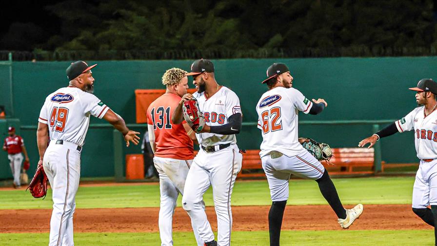 Toros muestran su poder ofensivo en su apertura del todos contra todos al vencer a Gigantes 11-3