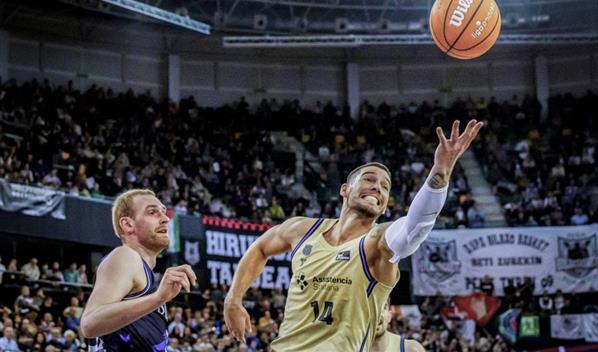 Willy Hernang&oacute;mez lidera un trabajado triunfo del Bar&ccedil;a en Miribilla