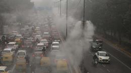 Un c&oacute;ctel de niebla y esmog t&oacute;xico reduce al m&iacute;nimo la visibilidad en Nueva Delhi