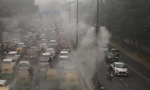 Un c&oacute;ctel de niebla y esmog t&oacute;xico reduce al m&iacute;nimo la visibilidad en Nueva Delhi