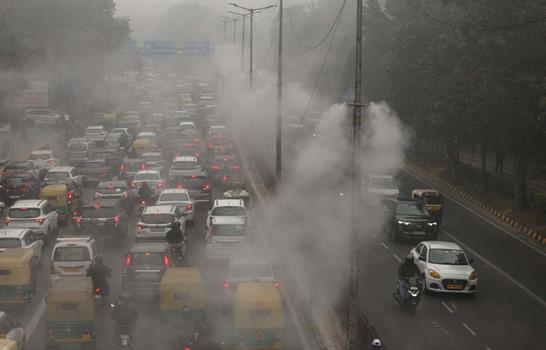 Un c&oacute;ctel de niebla y esmog t&oacute;xico reduce al m&iacute;nimo la visibilidad en Nueva Delhi