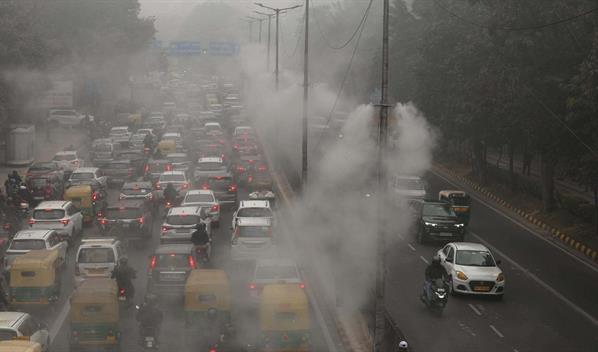 Un c&oacute;ctel de niebla y esmog t&oacute;xico reduce al m&iacute;nimo la visibilidad en Nueva Delhi