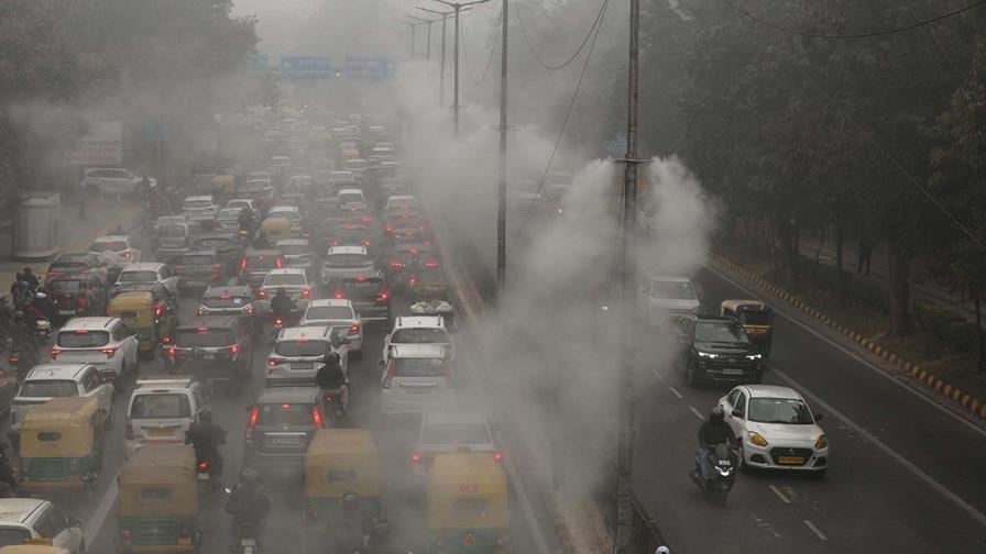 Un cóctel de niebla y esmog tóxico reduce al mínimo la visibilidad en Nueva Delhi Un cóctel de niebla y esmog tóxico reduce al mínimo la visibilidad en Nueva Delhi