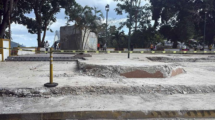 Derriban monumento chino en Canal de Panamá en medio de amenazas de Trump de retomar el control Derriban monumento chino en Canal de Panamá en medio de amenazas de Trump de retomar el control