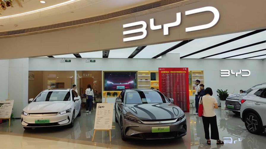 Empresa china BYD se encamina a superar a Tesla en ventas de veh&iacute;culos el&eacute;ctricos en 2025