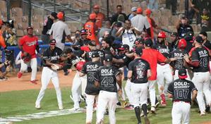 Leones superan a Toros en 11 entradas y comienzan con 2-0 en el round robin