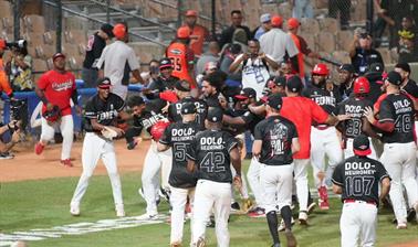 Leones superan a Toros en 11 entradas y comienzan con 2-0 en el round robin