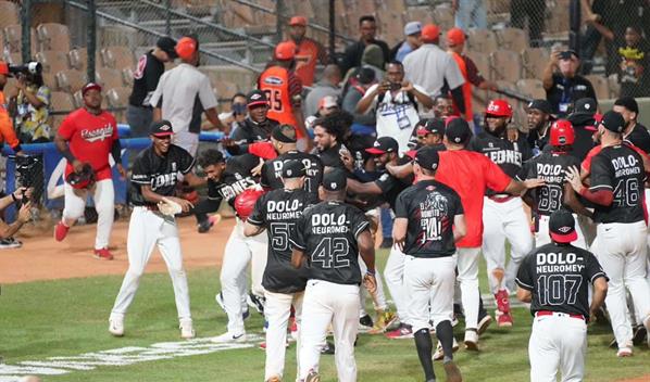 Leones superan a Toros en 11 entradas y comienzan con 2-0 en el round robin