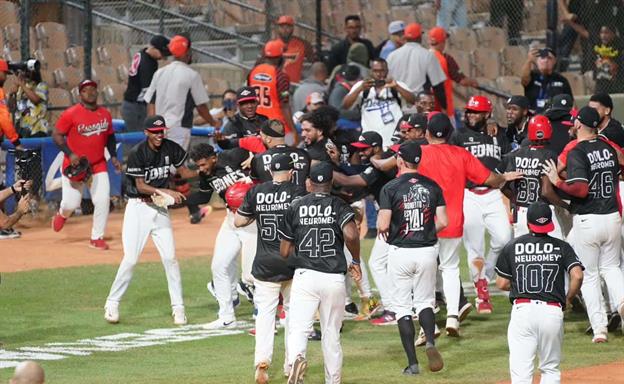 Leones superan a Toros en 11 entradas y comienzan con 2-0 en el round robin