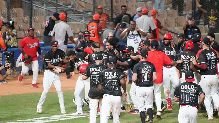Leones superan a Toros en 11 entradas y comienzan con 2-0 en el round robin Leones superan a Toros en 11 entradas y comienzan con 2-0 en el round robin