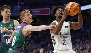 El Real Madrid resiste al Unicaja y cierra un inmaculado 2025 como local en liga