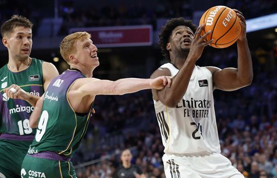 El Real Madrid resiste al Unicaja y cierra un inmaculado 2025 como local en liga