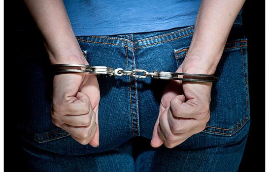 Himno l&eacute;sbico: arrestan en el AILA a escritora imputada por ultraje al Himno Nacional