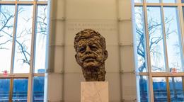 Artistas cancelan sus funciones en el Kennedy Center rebautizado en honor a Trump