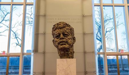 Artistas cancelan sus funciones en el Kennedy Center rebautizado en honor a Trump