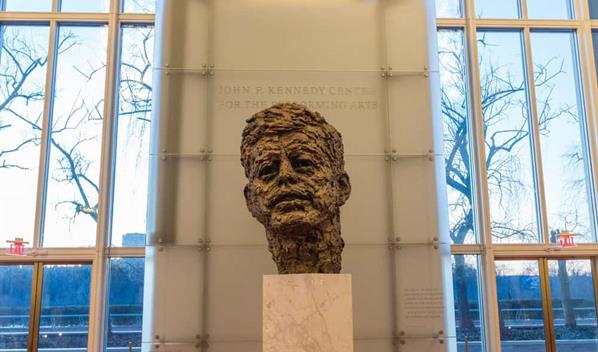 Artistas cancelan sus funciones en el Kennedy Center rebautizado en honor a Trump