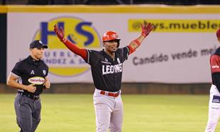 Doble empujador de dos vueltas de Elier Hern&aacute;ndez permite al Escogido extender su invicto