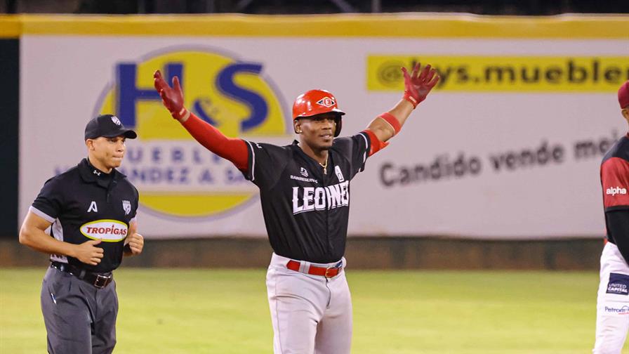 Doble empujador de dos vueltas de Elier Hern&aacute;ndez permite al Escogido extender su invicto