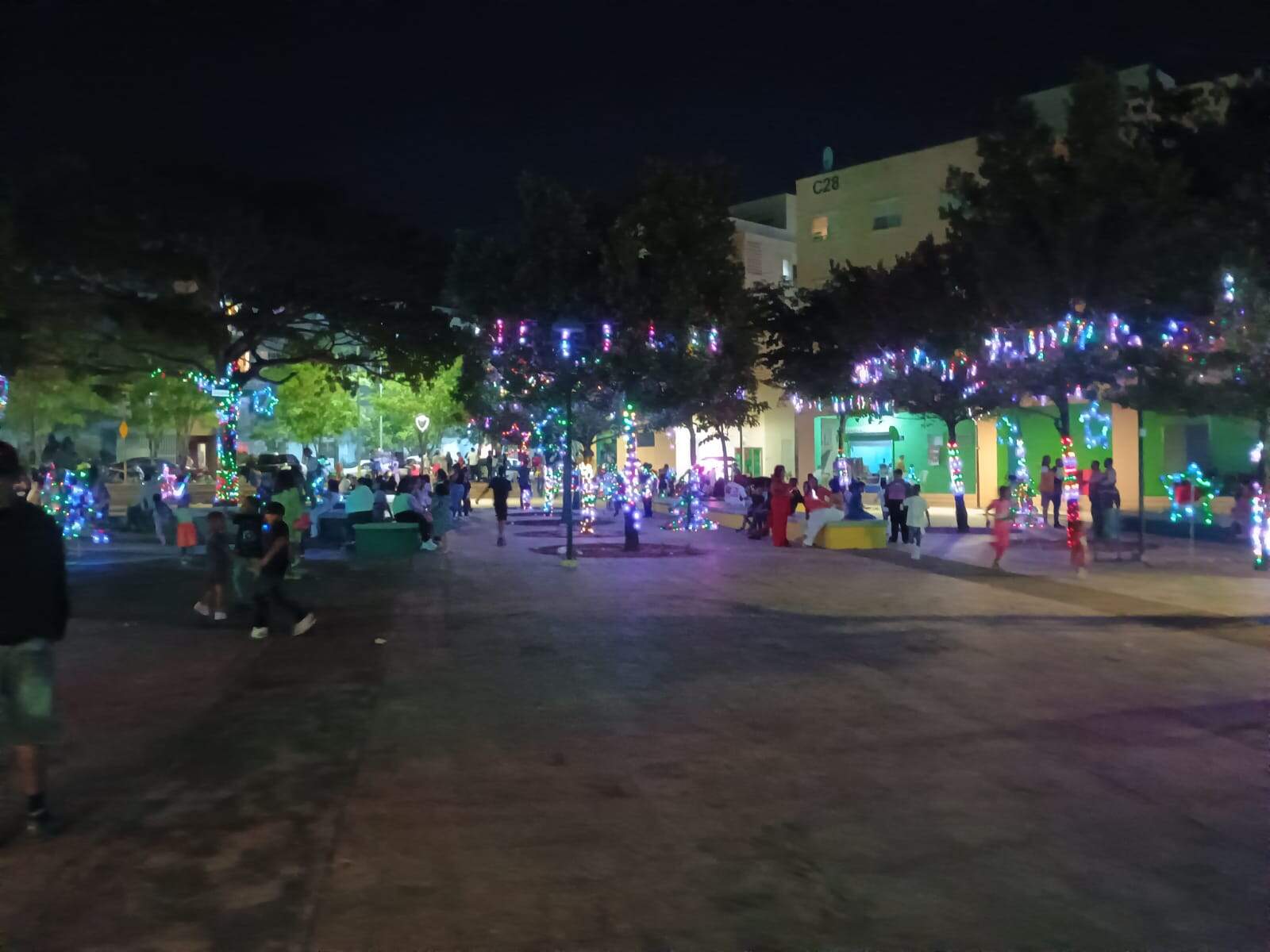 Las familias acuden a disfrutar de las luces.