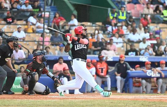 Raimel Tapia seduce a los asi&aacute;ticos y tendr&iacute;a que dejar a Leones