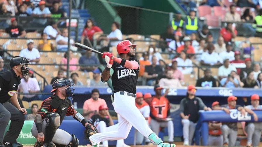 Raimel Tapia seduce a los asi&aacute;ticos y tendr&iacute;a que dejar a Leones