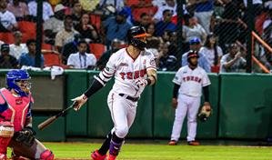 Video| Luis Liberato la saca del parque y los Toros vencen a las &Aacute;guilas en el estadio Cibao