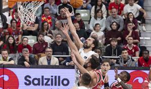 Madrid cierra 2025 en lo m&aacute;s alto al vencer a domicilio al Murcia