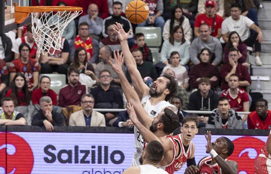 Madrid cierra 2025 en lo m&aacute;s alto al vencer a domicilio al Murcia