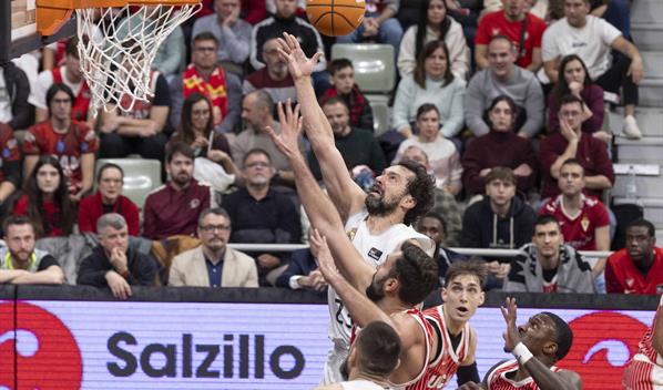 Madrid cierra 2025 en lo m&aacute;s alto al vencer a domicilio al Murcia