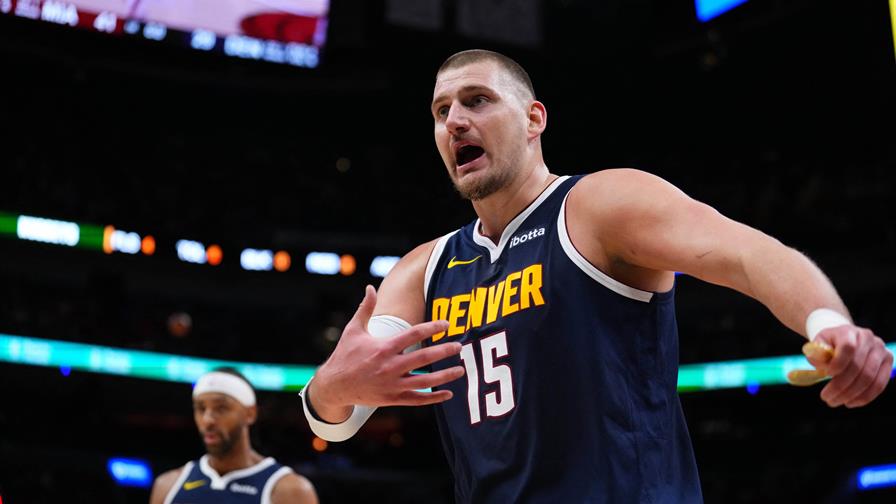 Jokic abandona partido ante Miami con lesión en su pierna izquierda