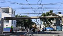 Un cami&oacute;n derriba poste del tendido el&eacute;ctrico en el sector Mar&iacute;a Auxiliadora