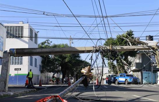 Un cami&oacute;n derriba poste del tendido el&eacute;ctrico en el sector Mar&iacute;a Auxiliadora
