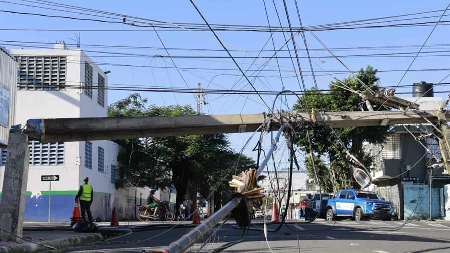 Un camión derriba poste del tendido eléctrico en el sector María Auxiliadora Un camión derriba poste del tendido eléctrico en el sector María Auxiliadora