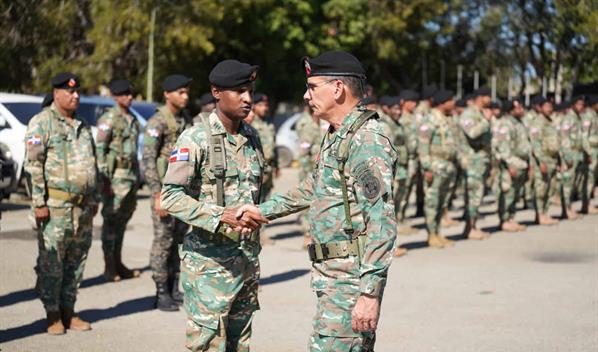 El comandante del Ej&eacute;rcito recorre cinco provincias fronterizas