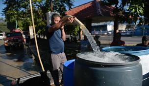 Sin agua desde Navidad: la lucha diaria de cientos de familias en Santiago tras explosi&oacute;n de tuber&iacute;a
