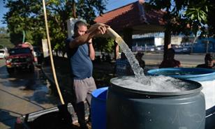 Sin agua desde Navidad: la lucha diaria de cientos de familias en Santiago tras explosi&oacute;n de tuber&iacute;a