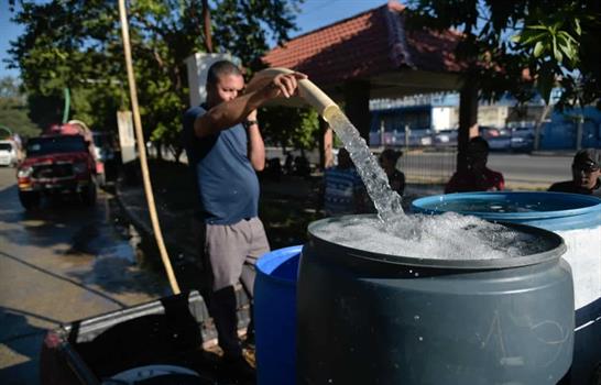 Sin agua desde Navidad: la lucha diaria de cientos de familias en Santiago tras explosi&oacute;n de tuber&iacute;a