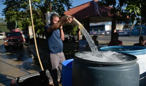Sin agua desde Navidad: la lucha diaria de cientos de familias en Santiago tras explosi&oacute;n de tuber&iacute;a